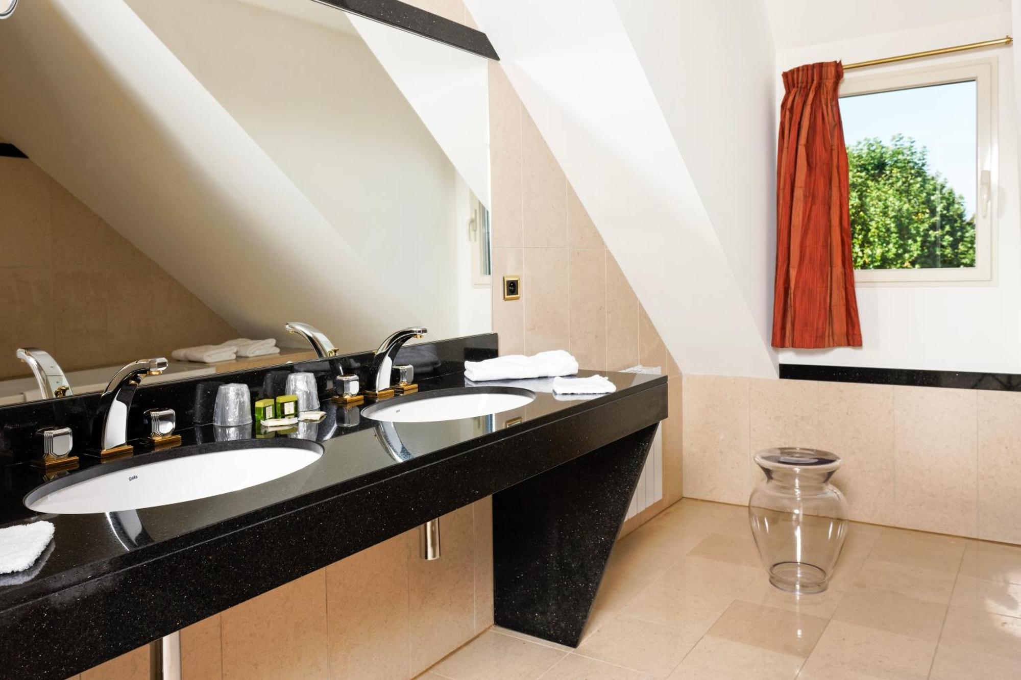 Logis L'Auberge - Maison Glenn Anna Saint Anne-dʼAuray 外观 照片
