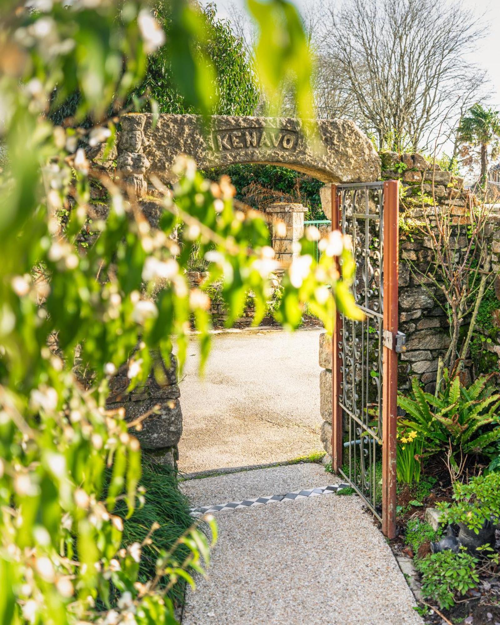 Logis L'Auberge - Maison Glenn Anna Saint Anne-dʼAuray 外观 照片